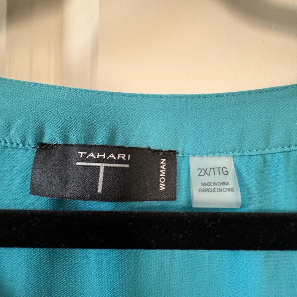 Tahari Turquoise Flutter Sleeve Blouse with Pleated Details 2x - Picture 4 of 11